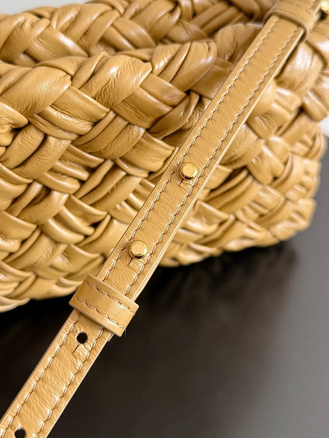 Batch 2560 BottegaVeneta's latest Kalimero cha cha fashionable chacha woven handbag, a solid product! This is really not easy to make. The oil-waxed cowhide used requires craftsmen with more than 10 years of experience to produce the effect. The hand-knitting process is very difficult and time-consuming. It is a very heavy-duty product. It has a unique texture and is worth buying. The length of the shoulder straps is also perfectly adjustable. Style number: 785780 Size: 28.5*15*6cm